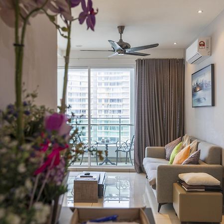 Sky Suites George Town Bagian luar foto
