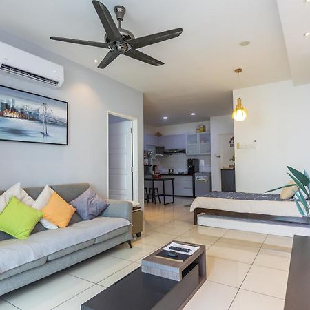 Sky Suites George Town Bagian luar foto