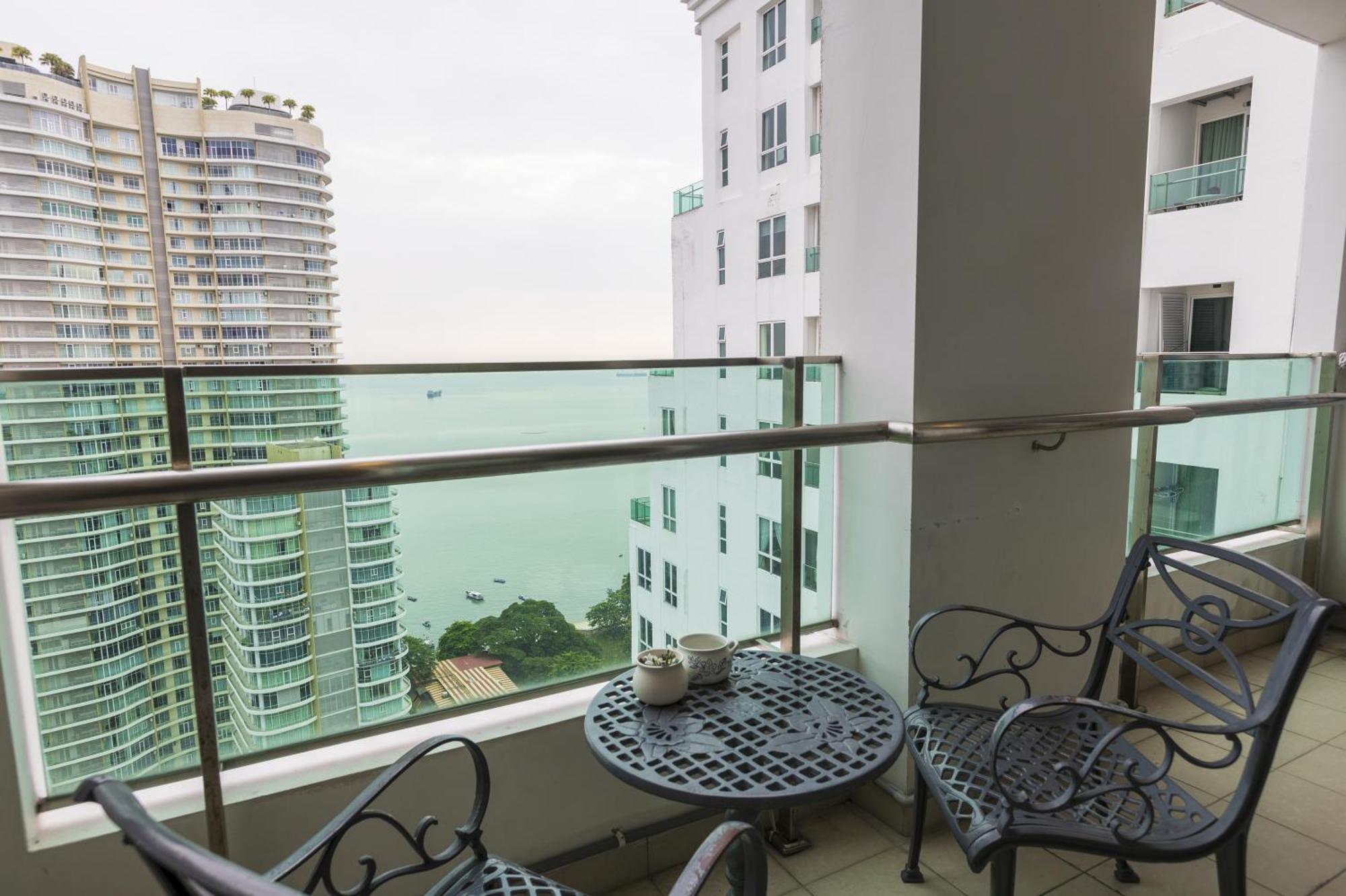 Sky Suites George Town Bagian luar foto
