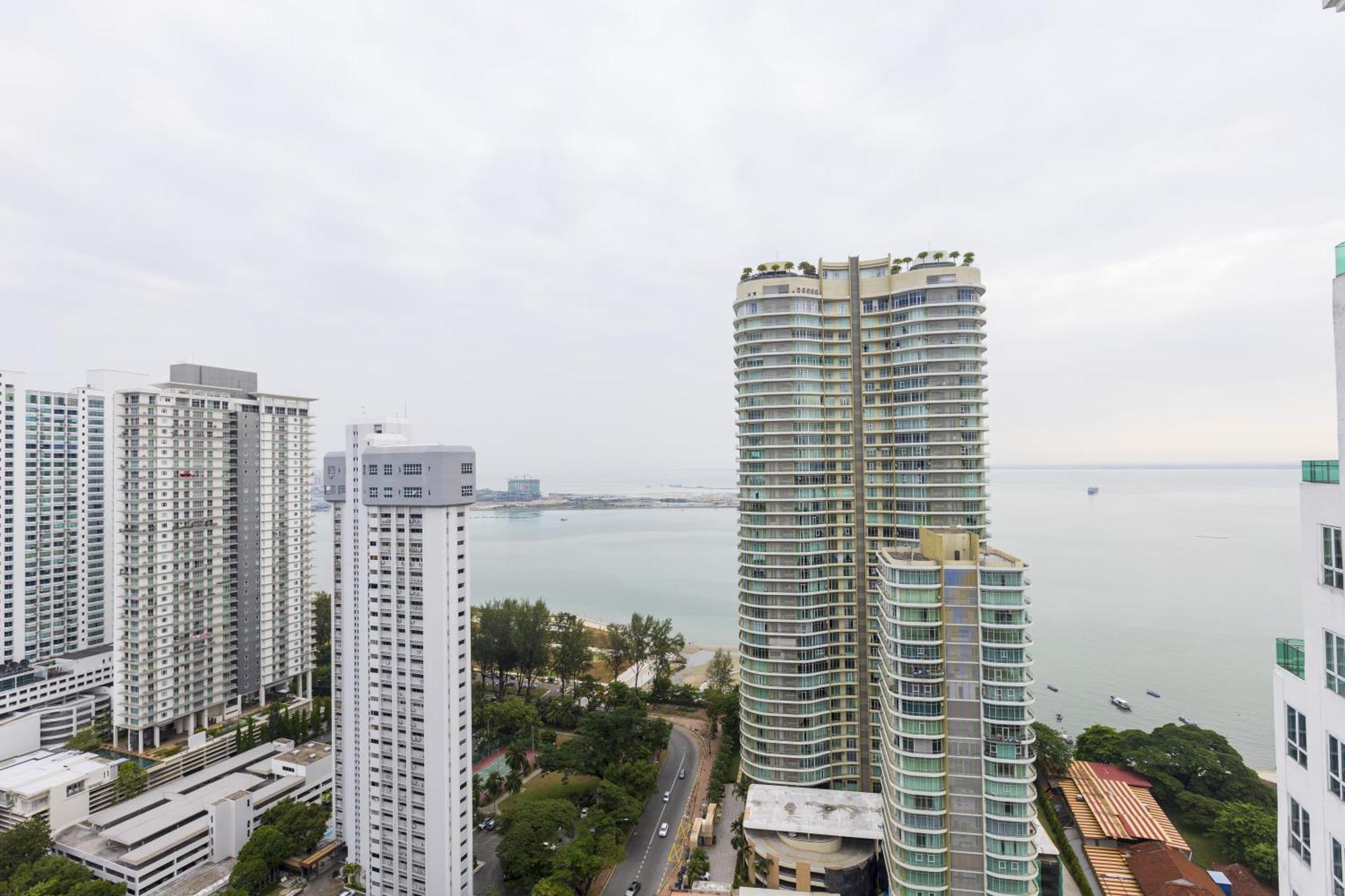 Sky Suites George Town Bagian luar foto