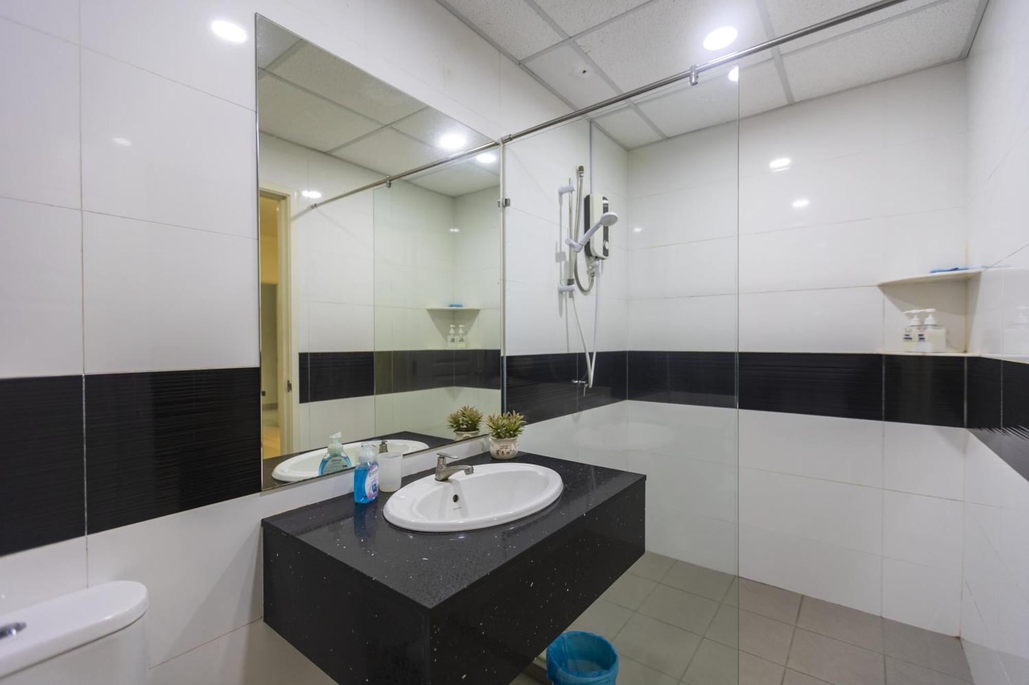Sky Suites George Town Bagian luar foto