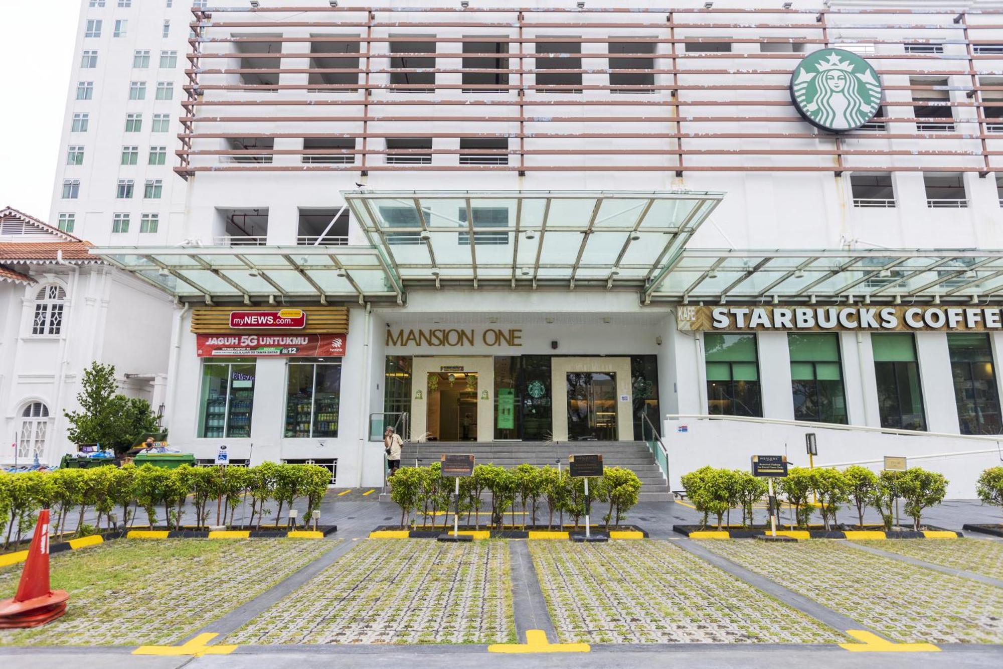 Sky Suites George Town Bagian luar foto